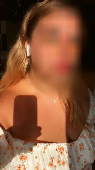 Julia, 27